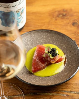 Tuňák tepelně upravený pouze ze spodní strany. Zelené rajče zebrina v omáčce přidává kyselost, která společně s vepřovým...