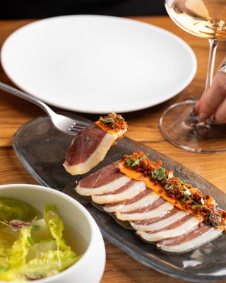 Kachní jamón jako jemný úkrok od klasiky. Sobrasada z Mallorky, pikantní a rozdělená do dvou částí, se tu potkává s...