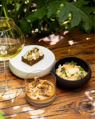 Tři dezerty v současném letním menu, to jsou tři úplně jiné příběhy, které ale perfektně hrají dohromady. Pistáciový...