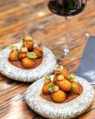 Patatas bravas trochu jinak. Krémový brambor v odpalovaném těstě, pikantní salsa s česnekem, chilli a sherry octem. K tomu...