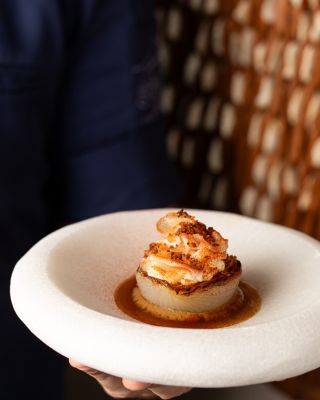 Novinka ze zimního menu! Pomalu, přes noc, pečená cibule do křehké až spálené textury, krémový mousse ze sýra Manchego,...