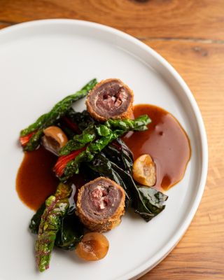 Cachopo z jemného dančího masa, plněný výrazným sýrem Valdeón a doplněný třešněmi. Silné, zemité chutě v kontrastu se...