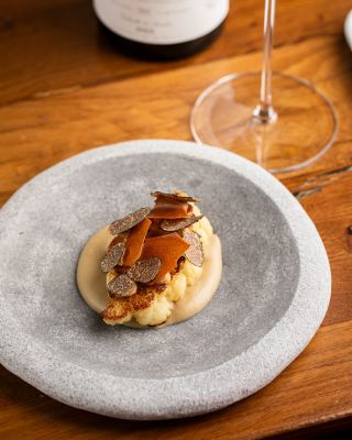 Květák připravený formou steaku s jemnou slunečnicovou cremou a dotekem černého lanýže od @cerstvelanyze . Lehký tapas,...