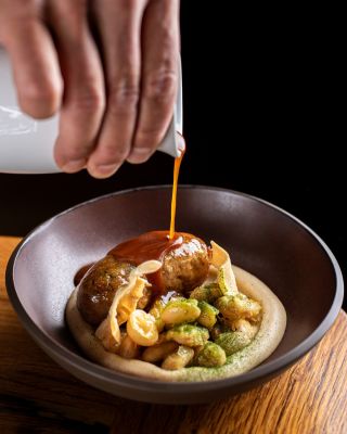 Domácí kachní butifarra, bílé fazole, kachní jus. Domácí uzenina z kachního stehna vyjadřující tradiční katalánskou...