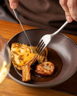 Artyčok restovaný do zlaté barvy, spojený s celerovým jus a křehkou bramborovou tortillou. Holandská omáčka se zauzenou...